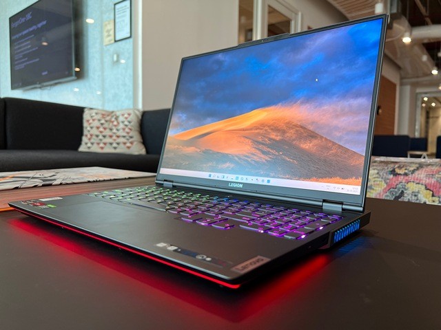 Đèn RGB tùy chỉnh trên bàn phím Lenovo Legion 7