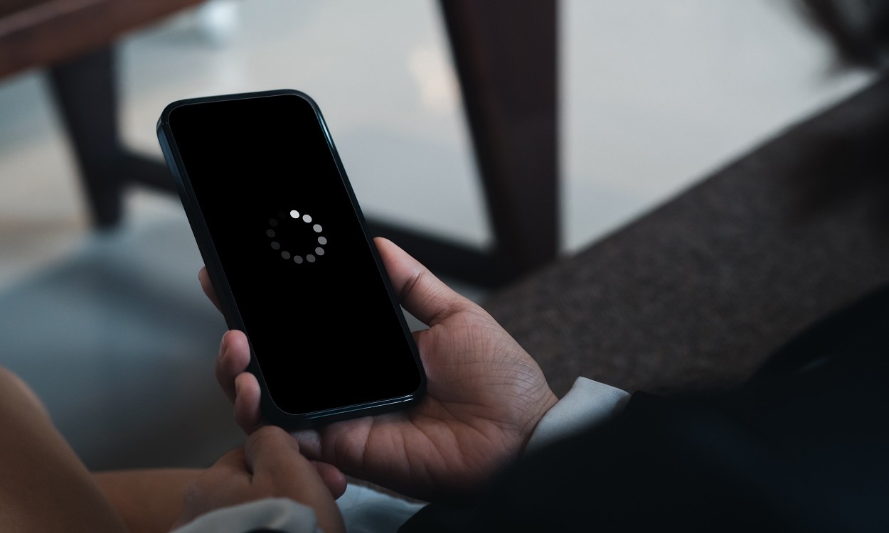 6 Dấu Hiệu Cho Thấy Điện Thoại Của Bạn Đã Bị Hack (Và Cách Phòng Tránh)