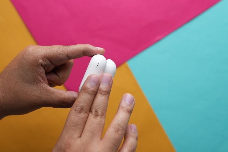 Dốc ngược hộp sạc AirPods để loại bỏ nước