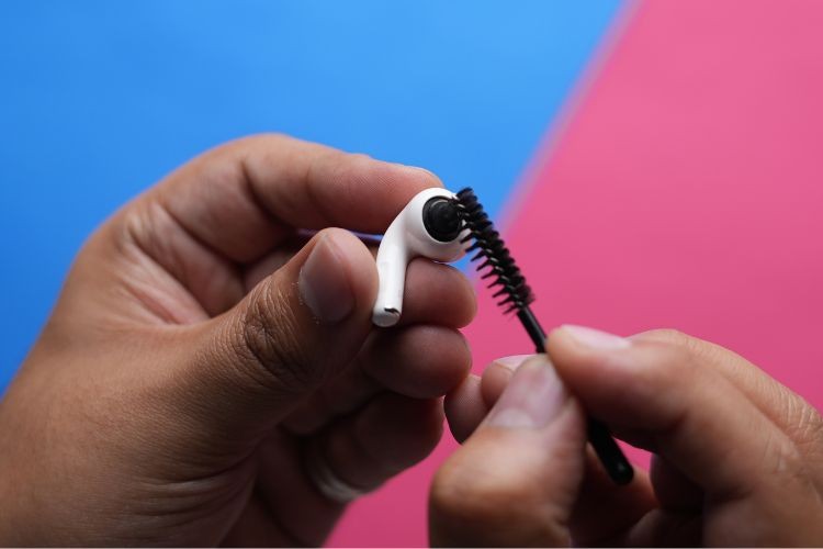 Dùng bàn chải vệ sinh loa AirPods Pro
