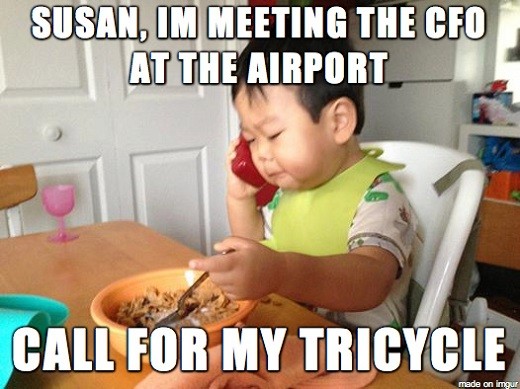Em bé đang suy tư trong khi nghe điện thoại, thể hiện sự tập trung cao độ vào công việc