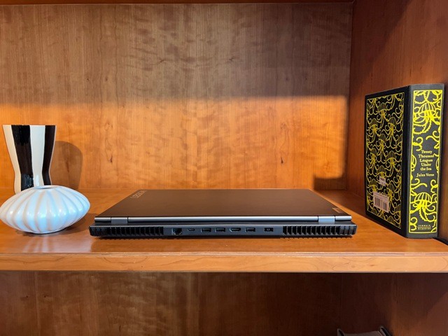 Góc mở rộng của màn hình Lenovo Legion 7, có thể mở rộng đến 175 độ
