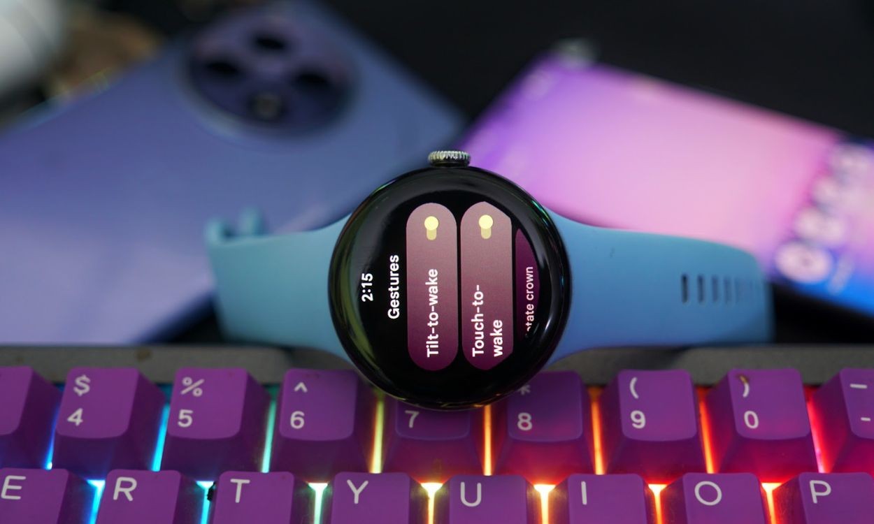 Google Pixel Watch 2 đặt trên bàn phím