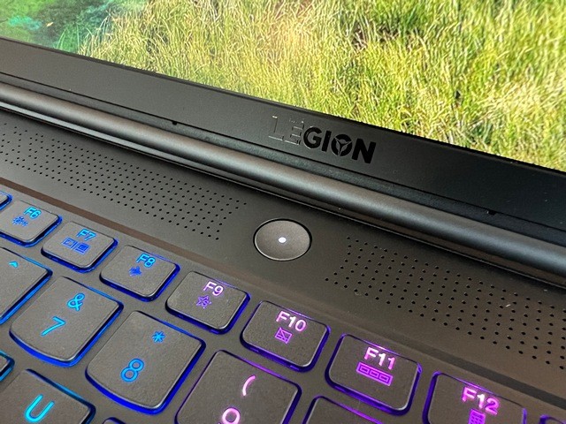 Hệ thống tản nhiệt hiệu quả của Lenovo Legion 7 giúp máy luôn mát mẻ khi hoạt động