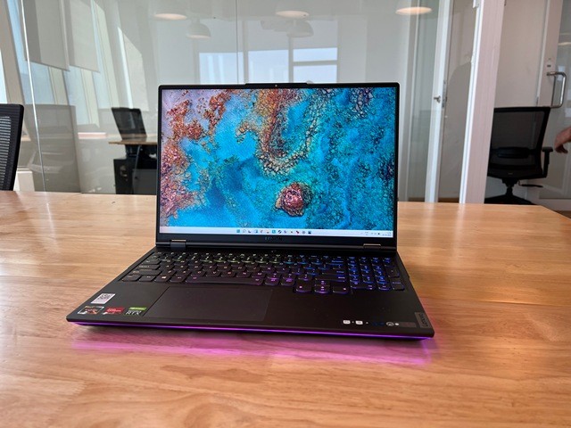 Hiện tượng hở sáng nhẹ ở góc dưới màn hình Lenovo Legion 7