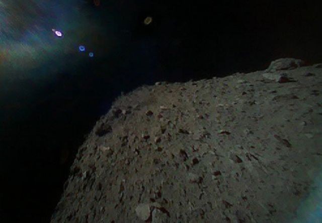 Hình ảnh bề mặt tiểu hành tinh Ryugu chụp bởi tàu thám hiểm