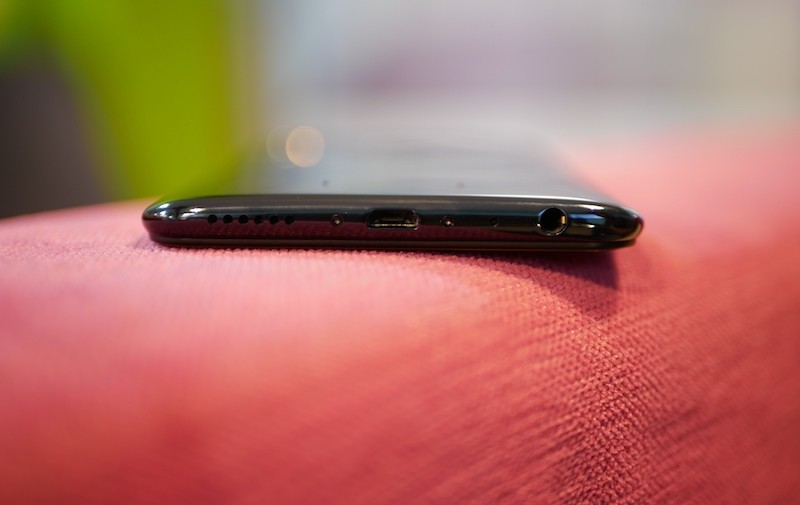 Hình ảnh các cổng kết nối trên Vivo V9