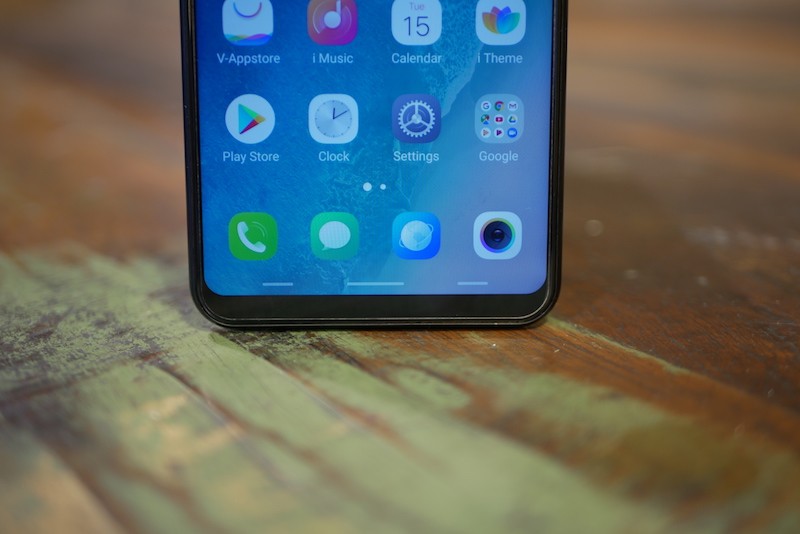 Hình ảnh màn hình Vivo V9 hiển thị màu sắc khác nhau