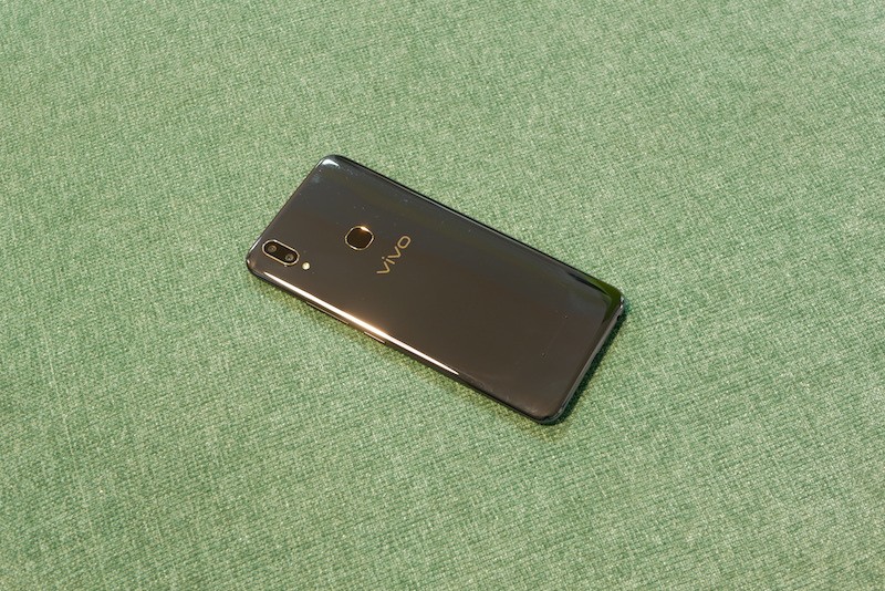 Hình ảnh mặt lưng bằng nhựa bóng của Vivo V9