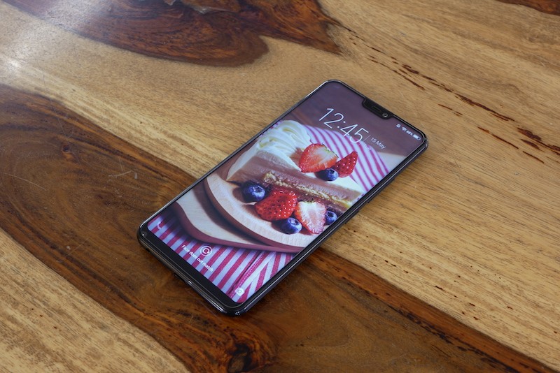 Hình ảnh mặt trước của Vivo V9 với màn hình tai thỏ