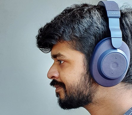 Hình ảnh người đeo tai nghe Jabra Elite 85h