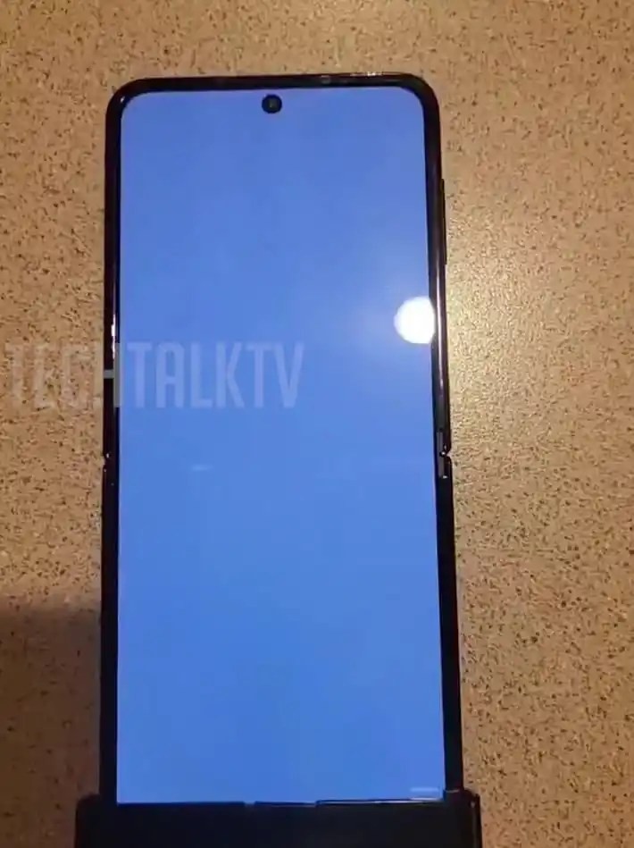 Hình Ảnh Thực Tế Của Samsung Galaxy Z Flip 4 Lộ Diện, Khe Gấp Ít Hiện Rõ Hơn