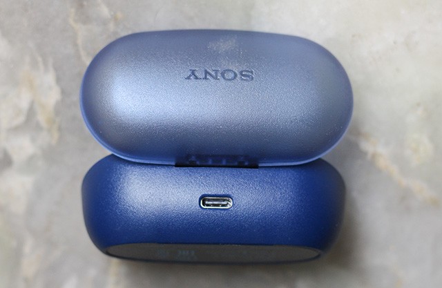 Hộp sạc của Sony WF-XB700