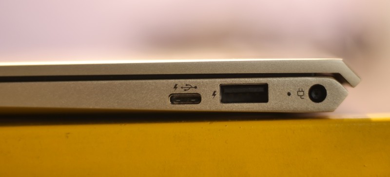 HP Envy 13-ad125TU Cạnh Phải