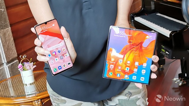 Huawei Mate X góc nhìn bên cạnh