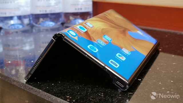 Huawei Mate X góc nhìn mặt trước