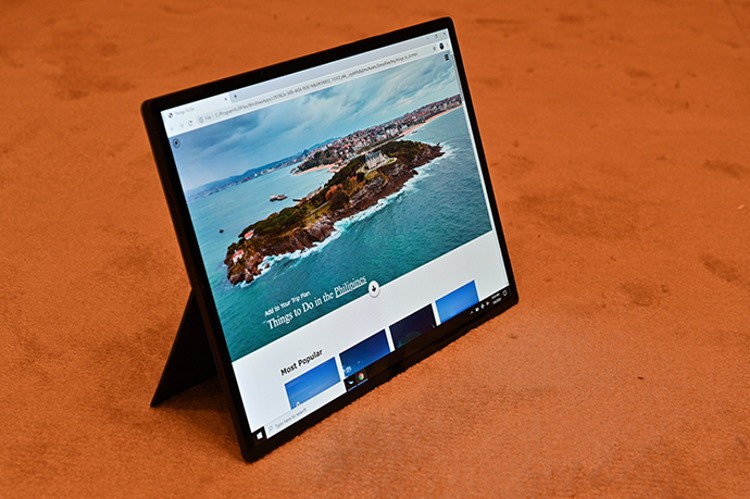 Intel Horseshoe Bend: Hé lộ tương lai PC gập với màn hình AMOLED 17.3 inch