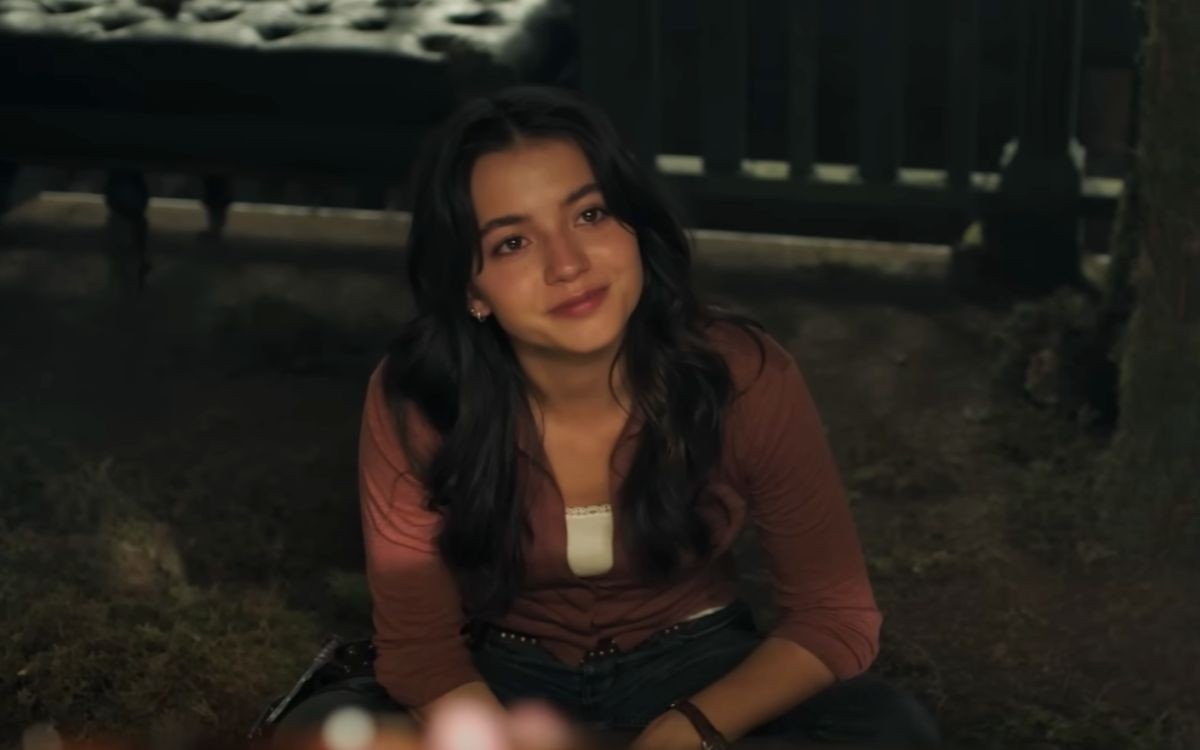 Isabela Merced trong vai Dina