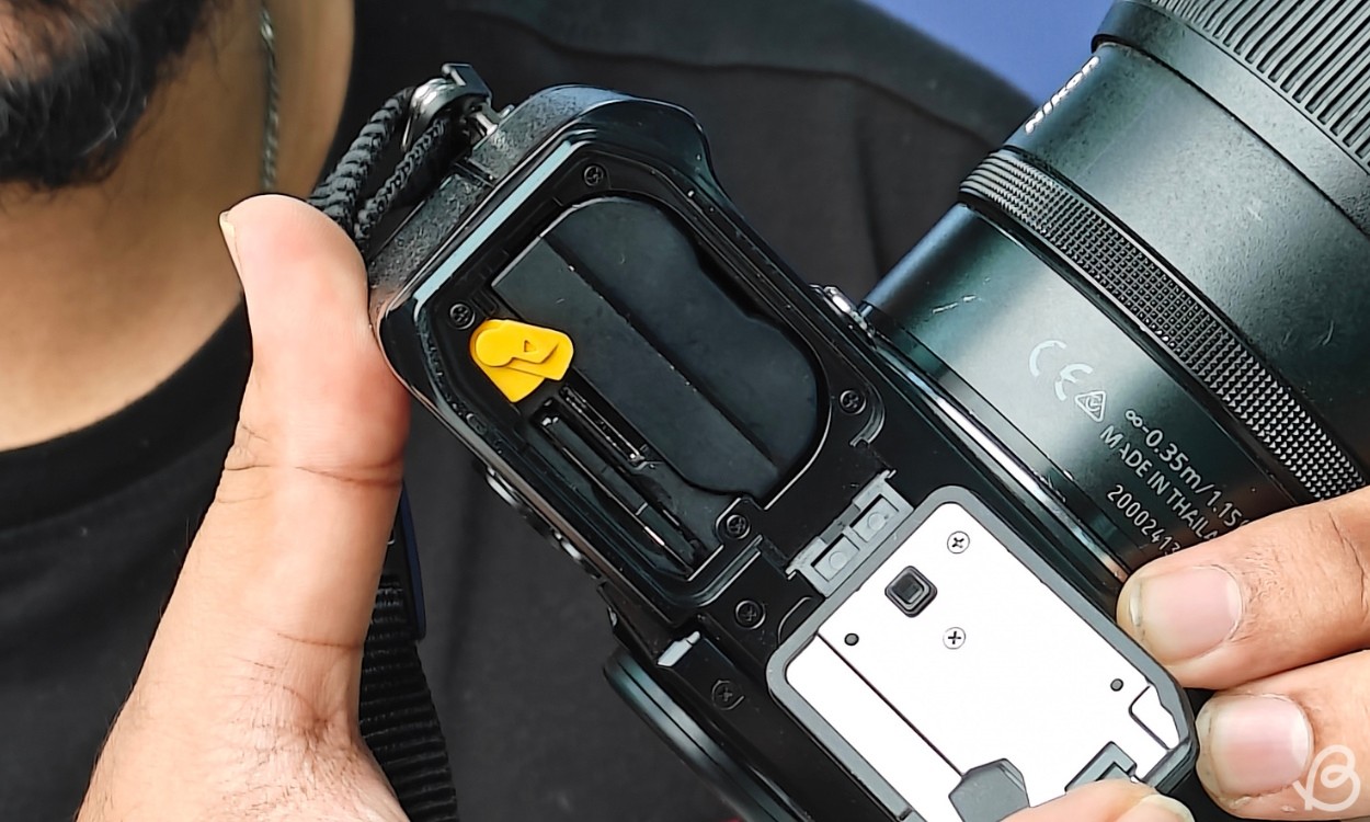 Khe cắm pin và thẻ nhớ Nikon Zf