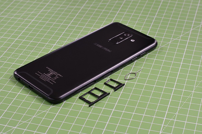 Khe cắm SIM của Samsung Galaxy A6 Plus