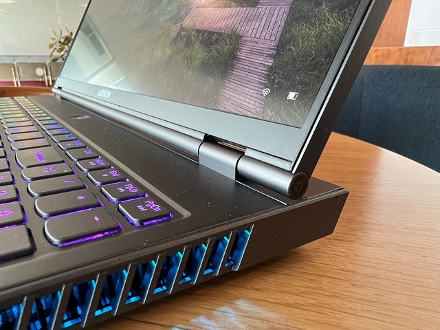 Khe tản nhiệt lớn giúp Lenovo Legion 7 duy trì hiệu năng ổn định