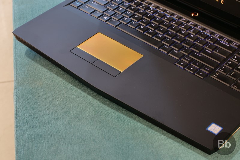 Không gian thừa xung quanh touchpad của Alienware 17 R5