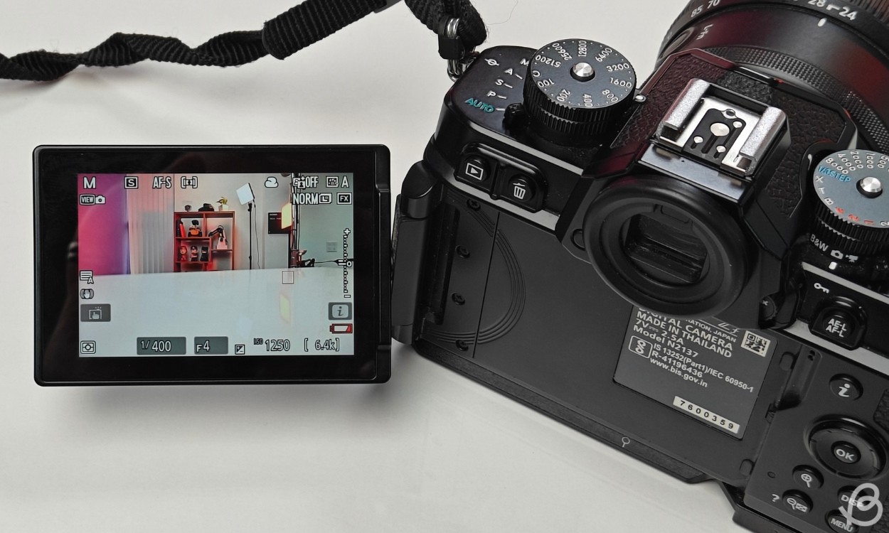 Kính ngắm và màn hình LCD của Nikon Zf