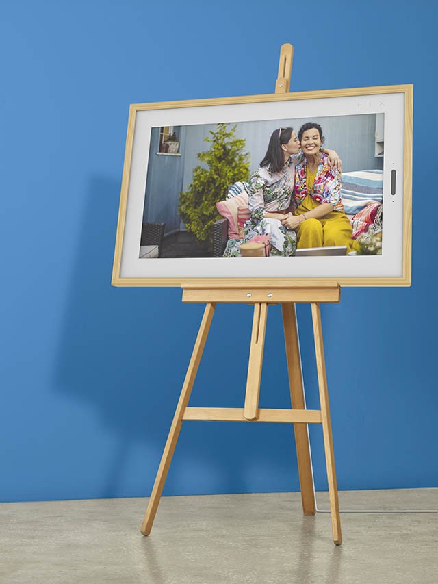 Lenovo Smart Frame có thể xoay ngang dọc dễ dàng