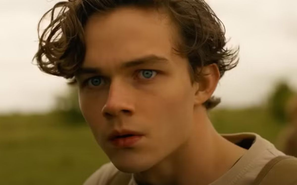 Levi Miller trong vai Sergei Kravinoff lúc nhỏ