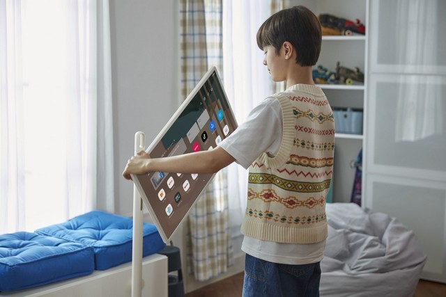LG StandbyME TV với thiết kế di động