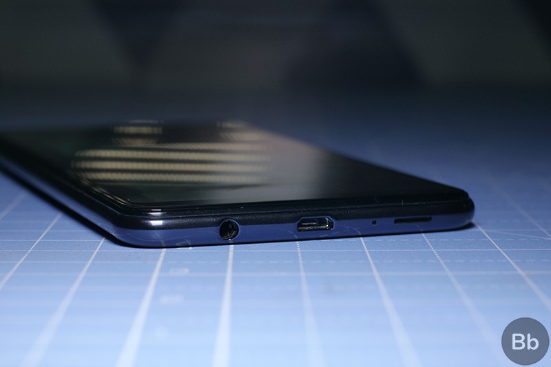 Loa ngoài, cổng micro USB và jack cắm tai nghe 3.5mm ở cạnh dưới Samsung Galaxy A7 (2018)