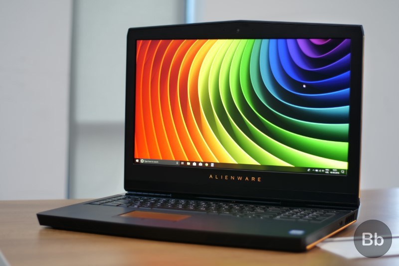 Màn hình của Alienware 17 R5 hiển thị hình ảnh sắc nét