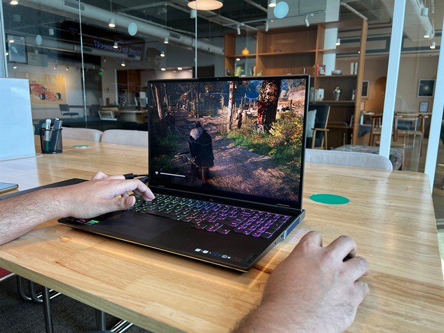 Màn hình sắc nét và sống động của Lenovo Legion 7, lý tưởng cho cả chơi game và làm việc