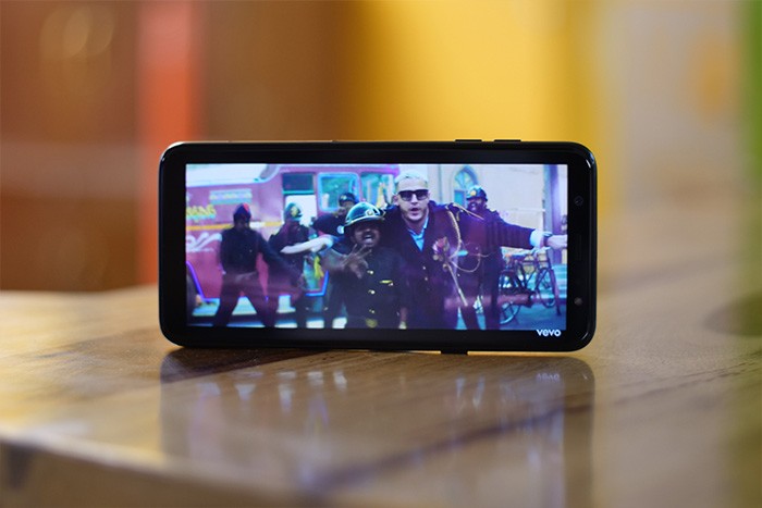 Màn hình Super AMOLED của Samsung Galaxy A6 Plus