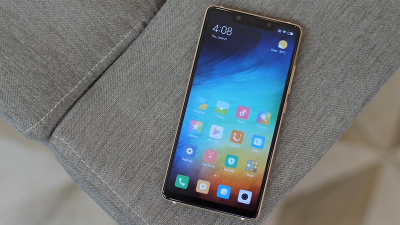 Màn hình Super AMOLED hiển thị màu sắc sống động trên Mi 8 SE