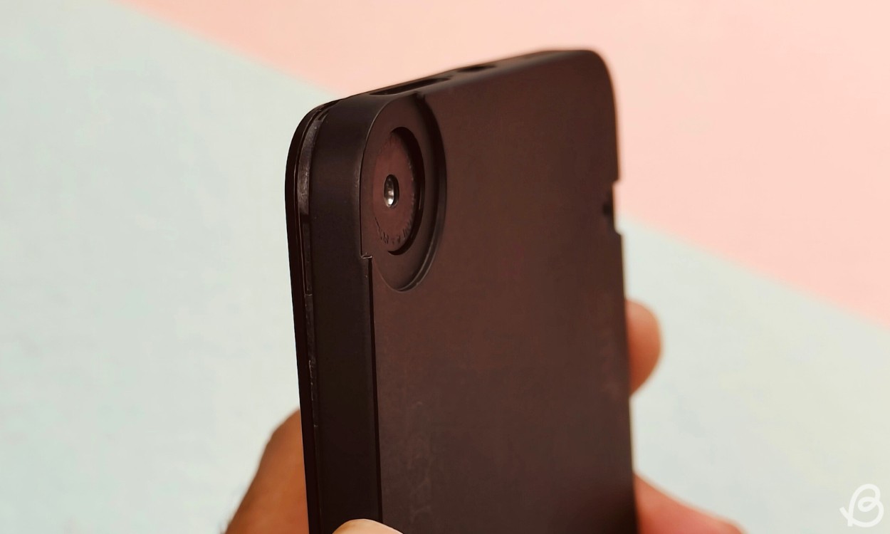 Mặt lưng CMF Phone 1 được tháo ra