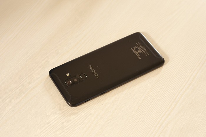 Mặt lưng của Samsung Galaxy A6 Plus