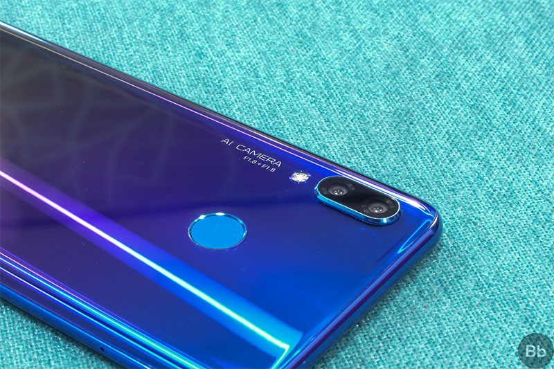Mặt lưng kính của Huawei Nova 3 với hiệu ứng chuyển màu gradient độc đáo