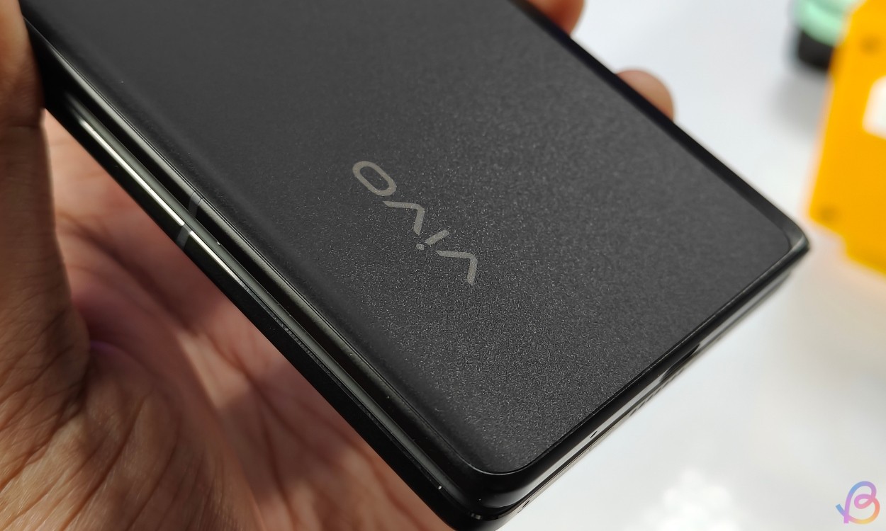 Mặt lưng Vivo X Fold 3 Pro với hiệu ứng lấp lánh
