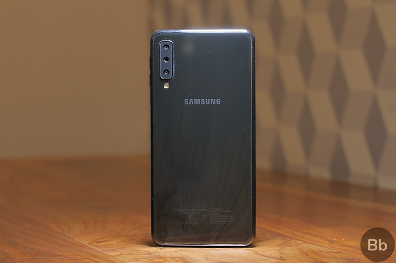 Mặt lưng với cụm 3 camera của Samsung Galaxy A7 (2018)