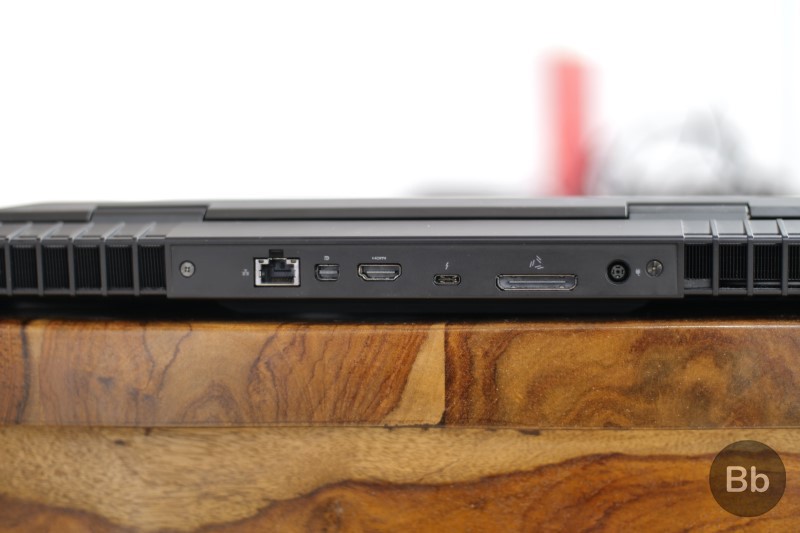 Mặt sau của Alienware 17 R5 với các cổng kết nối