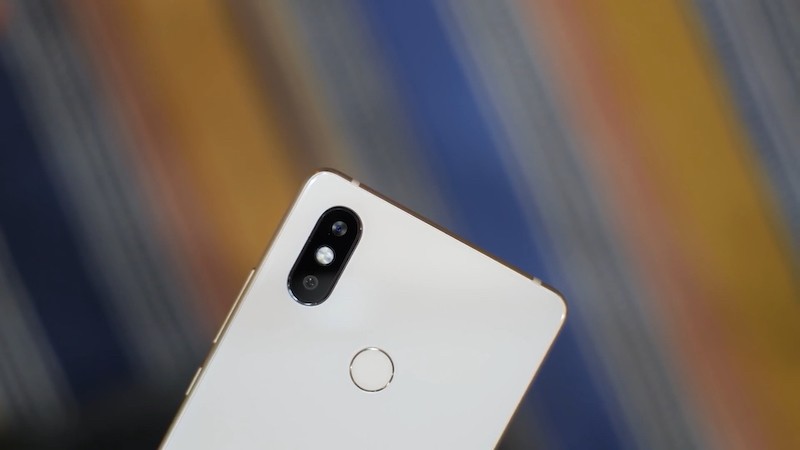 Mặt sau của Mi 8 SE với cụm camera kép và đèn flash LED