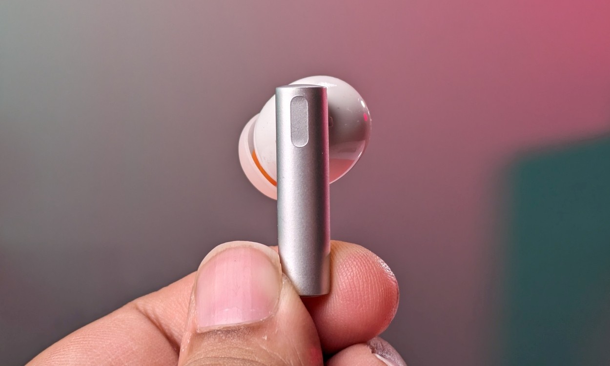 Mặt sau Realme Buds Air 6