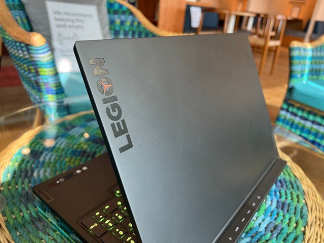 Mặt trên của Lenovo Legion 7 với logo Legion nổi bật