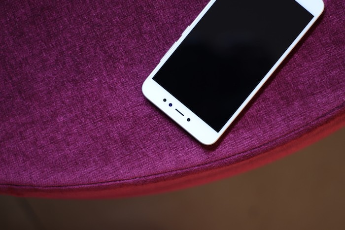 Mặt trước của điện thoại Redmi Y1 với màn hình 5.5 inch