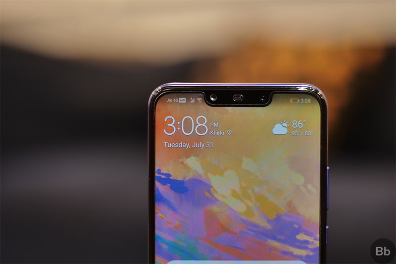Mặt trước của Huawei Nova 3 với thiết kế màn hình &quot;tai thỏ&quot; quen thuộc