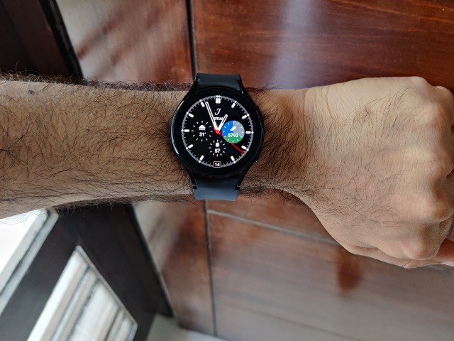 Mặt trước Galaxy Watch 4 trên tay