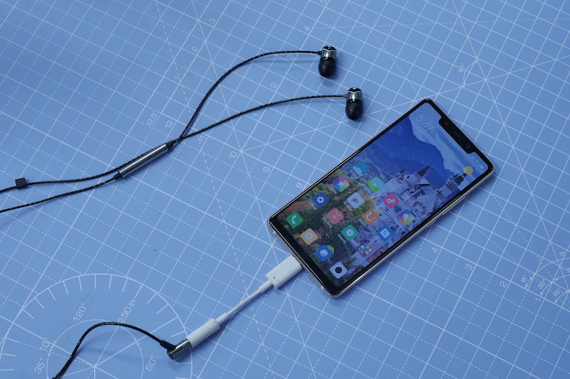 Mi 8 SE không có jack cắm tai nghe 3.5mm, người dùng phải sử dụng adapter