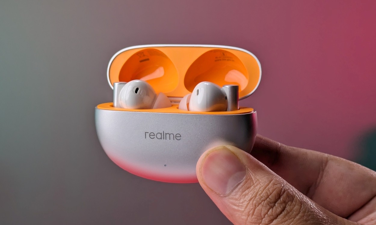 Mở nắp Realme Buds Air 6