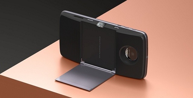 Moto Insta Share Projector biến Moto Z thành máy chiếu di động